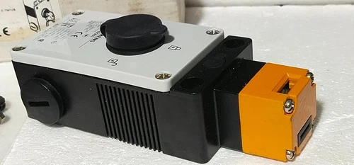 Siemens 3SE3 861 Safety Position Switch 230V Lock Actuator Metal Body Transducer - Image 12