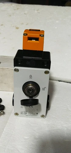 Siemens 3SE3 861 Safety Position Switch 230V Lock Actuator Metal Body Transducer - Image 4