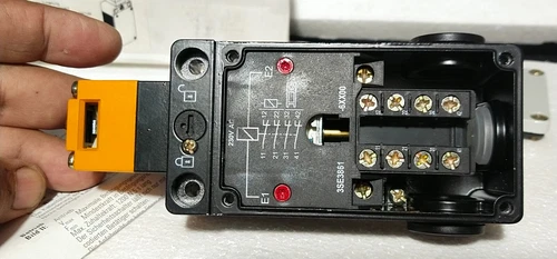 Siemens 3SE3 861 Safety Position Switch 230V Lock Actuator Matel Body Transducer - Image 6