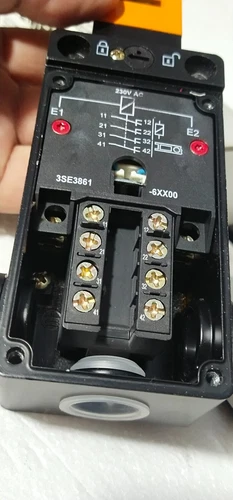 Siemens 3SE3 861 Safety Position Switch 230V Lock Actuator Matel Body Transducer - Image 8