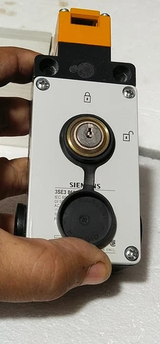 Siemens 3SE3 860 Safety Position Switch 24VD Lock Actuator Matel Body Transducer - Image 10