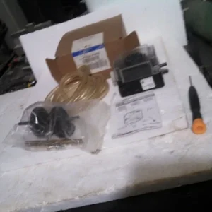 Johnson Control P233A-4-AKC Pressure Switch 0.5 to 4mbar PLC DCS Transducer