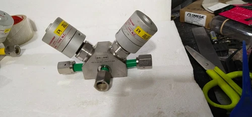 Fujikin FBDV 3 Way Block Valve 1/4 Temperature Transmitter Transducer Meter - Image 2