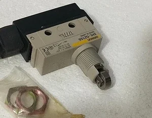 Omron SHL-Q2155 Limit Switch SPDT 10A Roll Plngr Control Transducer Transmitter