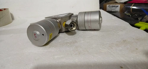 Fujikin FBDV 3 Way Block Valve 1/4 Temperature Transmitter Transducer Meter - Image 11