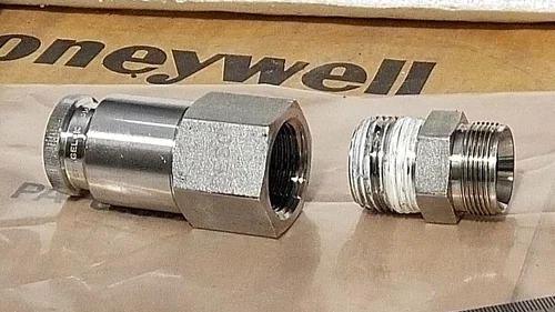 Swagelok QTM8 Quick Connects Stainless Steel PTFE Sealed 3/4 Inch Transmitter - Image 11