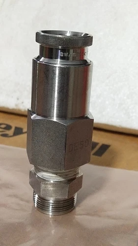 Swagelok QTM8 Quick Connects Stainless Steel PTFE Sealed 3/4 Inch Transmitter - Image 3