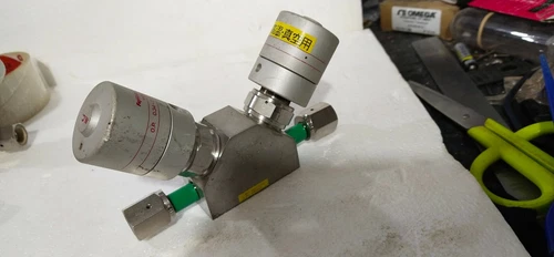 Fujikin FBDV 3 Way Block Valve 1/4 Temperature Transmitter Transducer Meter - Image 3