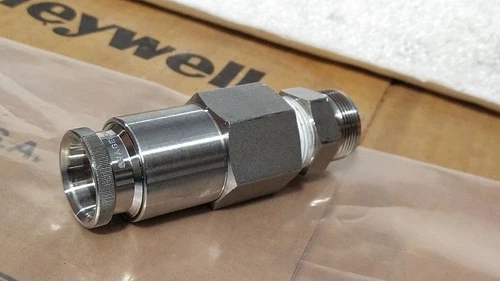 Swagelok QTM8 Quick Connects Stainless Steel PTFE Sealed 3/4 Inch Transmitter - Image 5