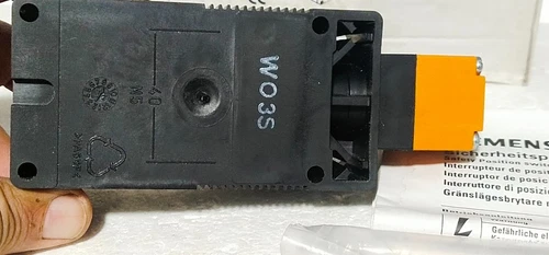 Siemens 3SE3 760 Safety Position Switch 24V Lock Actuator Controller Transducer - Image 7