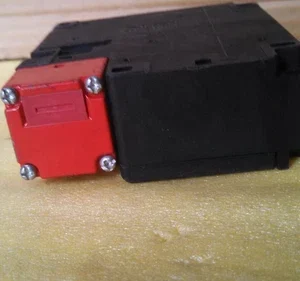 Omron D4NL-4ADA-B Guard Lock Safety Door Switch Transmitter Transducer Control