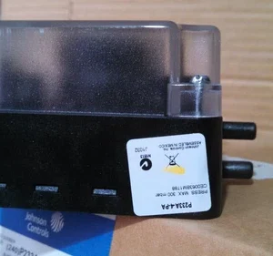 Johnson Controls P233A D/P Air Pressure Switch Transducer Transmitter Controller